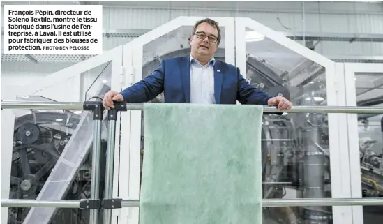  ?? PHOTO BEN PELOSSE ?? François Pépin, directeur de Soleno Textile, montre le tissu fabriqué dans l’usine de l’entreprise, à Laval. Il est utilisé pour fabriquer des blouses de protection.