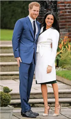  ?? FOTO: REUTERS ?? Er etwas royal-hüftsteif, sie in Pose für den roten Teppich: Die beiden werden fortan im Kensington-Palast wohnen.