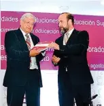  ??  ?? López Obrador con el titular de la asociación, Jaime Valls Esponda.