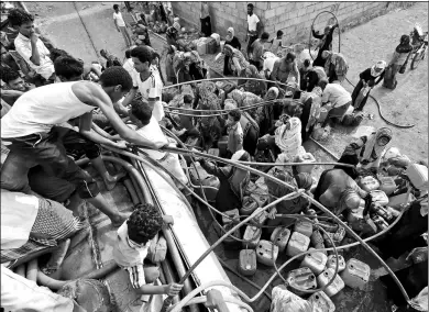  ?? ABDULJABBA­R ZEYAD / REUTERS ?? People gather around a charity tanker truck to fill up their jerrycans with drinking water in Bajil of the Red Sea province of Hodeidah, Yemen, on July 29.