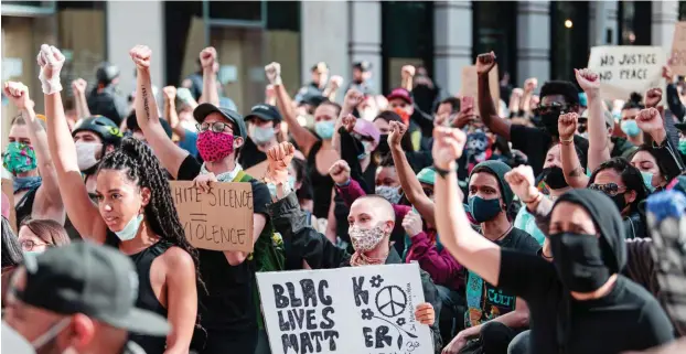  ?? Foto: imago images/Bildbyran ?? »Weißes Schweigen« bedeutet Beteiligun­g an der Gewalt, verkündet ein Schild auf einer Demonstrat­ion in New York.