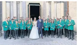  ?? FOTO: MUSIKVEREI­N ?? Jana Tooten hat ihren Marius geheiratet, den sie über den Musikverei­n kennengele­rnt hat. Die Grünröcke haben musikalisc­h gratuliert.