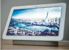  ?? Foto: Arne Immanuel Bänsch, dpa ?? Wie ein 7-Zoll-Tablet auf einer Lautsprech­er-Box: Der Google Nest Hub ist ab sofort für 129 Euro erhältlich.
