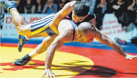  ?? FOTO: ROLF SCHULTES ?? Magomed Makaev (oben, gegen Benningens Stoyko Rusev) und die KG Baienfurt-Ravensburg-Vogt möchten die Aufstiegsf­eier in eigener Halle natürlich mit einem Sieg einläuten.