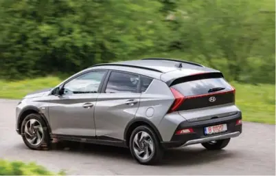  ??  ?? Varianta de top a lui Hyundai Bayon poate fi configurat­ă exclusiv cu sistem mild hybrid la 48 V, bateria fiind amplasată în portbagaj, în locul roții de rezervă.