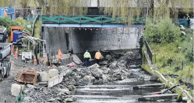  ?? PHOTO: GREGOR RICHARDSON ?? Mortar bomb . . . Police investigat­e a building site in the Water of Leith yesterday.