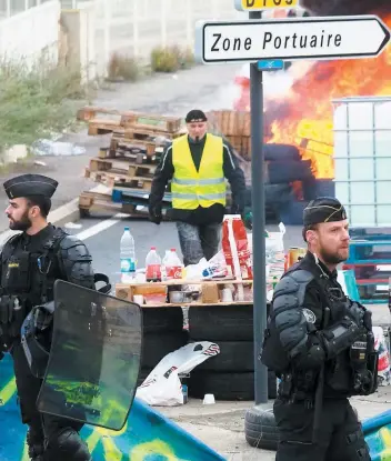  ?? PHOTO AFP ?? Hier, à Port-la-nouvelle, des gendarmes français ont dispersé des « gilets jaunes » qui bloquaient l’accès à un dépôt de pétrole.