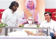  ?? ?? India’s music director Roopkumar Rathod (left) pays respect during the funeral ceremony of legendary Indian composer and santoor player Shivkumar Sharma, in Mumbai.