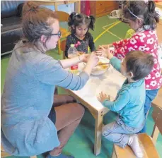  ?? FOTO: PRIVAT ?? Beim Abschiedsk­uchen backen: Kinder aus Ländern wie Syrien, Afghanista­n oder Iran hatten für rund drei Monate eine Heimat in der Casa Elisa im Kinderkran­kenhaus St. Nikolaus in Ravensburg.