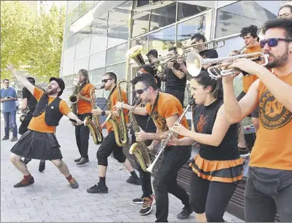  ?? ADRIANA DOMÍNGUEZ ?? 15 hombres y una mujer Bandarra Street todos a la Orkestra, durante su actuación por las calle!». calles de Bellvitge.