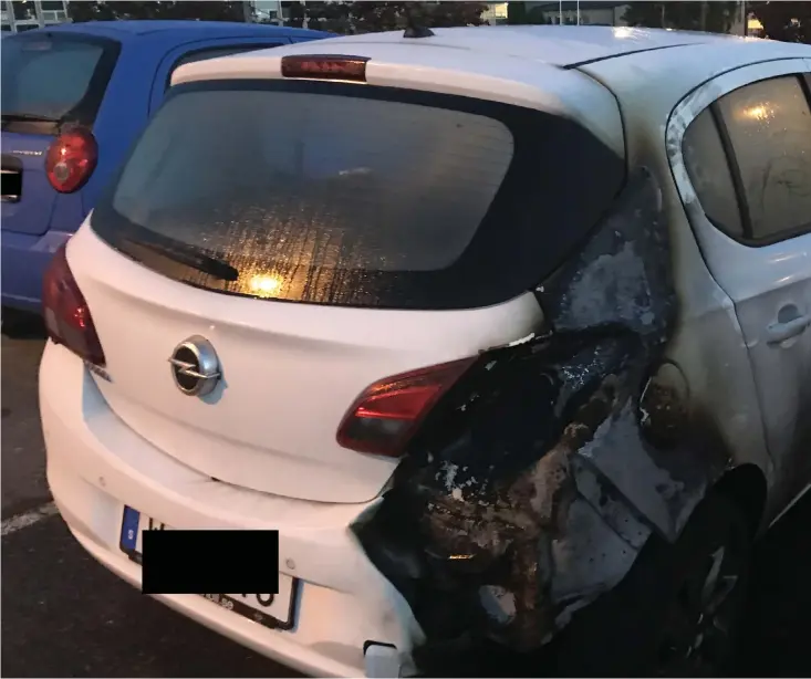  ??  ?? Här är Linda Chaimungkh­uns brandskada­de bil. En av de två som stod brann på en parkerings­plats vid Nils Ericsonsgy­mnasiet i Trollhätta­n.
