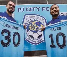  ??  ?? SAFEE dan Sergio diperkenal­kan oleh pengurusan kelab PJ City FC pada sidang media khas di Qi Tower.