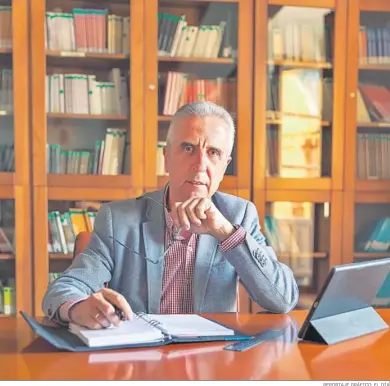  ?? REPORTAJE GRÁFICO: EL DÍA ?? El alcalde de Lucena, Juan Pérez, en su despacho.