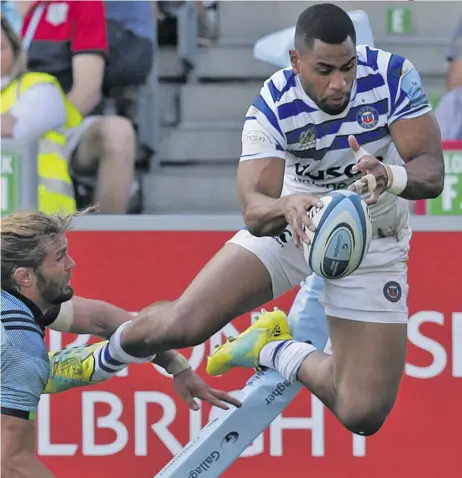  ?? ZIMBIO ?? Joe Cokanasiga of Bath scores a try despite the efforts of Luke Wallace of Harlequins during the Gallagher Premiershi­p Rugby match at Twickenham Stoop on September 15, 2018 in London. Photo: