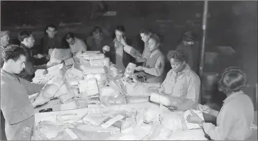  ?? Contribute­d ?? Members of 6888th Central Postal Directory Battalion sort through mail.