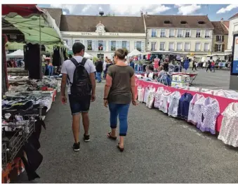  ??  ?? Le marché nocturne devait se tenir jusqu’à 21 h 30.