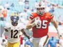  ?? AL DIAZ/MIAMI HERALD ?? Miami tight end Will Mallory (85) runs for a touchdown after a reception as Pitt safety Paris Ford (12) pursues in the second half on Saturday.