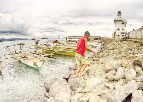  ?? (SUN.STAR FOTO) ?? GUIDING LIGHT. The City of Naga, Cebu has built a lighthouse to guide its fishing vessels and boats that will dock in its seaports. The lighthouse also serves as a detachment for the Philippine Coast Guard.