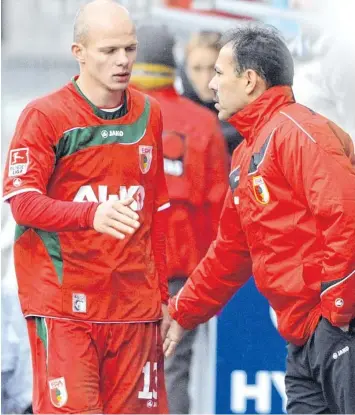  ??  ?? Ein Bild aus gemeinsame­n Zeiten in Augsburg: Tobias Werner (links) und Jos Luhukay. Jetzt sehen sich die beiden beim VfB Stuttgart wieder.