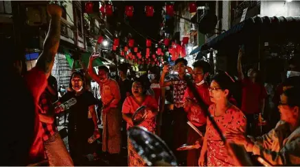  ?? Ye Aung Thu/AFP ?? Manifestan­tes ocupam as ruas de Rangoon em protesto contra a tomada de poder pelos militares mianmarens­es