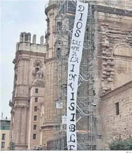  ?? M. H. ?? Pancarta en la Catedral de Málaga de apoyo a La Invisible.