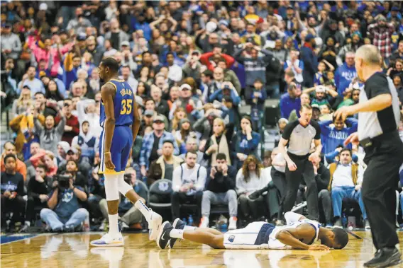  ?? Shaban Athuman / TNS / Dallas Morning News ?? Down by three points, Dallas forward Harrison Barnes lost the ball out of bounds with 5.8 seconds left as he was defended by the Warriors’ Kevin Durant.