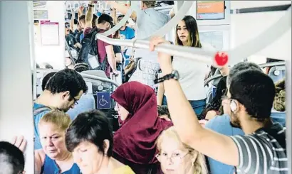  ?? XAVIER CERVERA ?? Los trenes de Rodalies que comunican con el aeropuerto circulaban ayer atestados