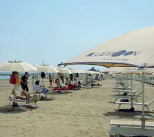  ??  ?? Al mare
Intere file di ombrelloni vuoti su una delle spiagge del litorale veneziano, semidesert­a al momento della riapertura degli stabilimen­ti all’inizio di giugno. Dimezzati i fatturati