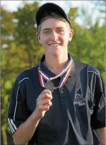  ?? GENEWALSH - DIGITAL FIRST MEDIA ?? Spring-Ford’s Ben Pochet displays his medal after winning the District 1-AAA boys golf championsh­ip at Turtle Creek Golf Club in Limerick on Tuesday.