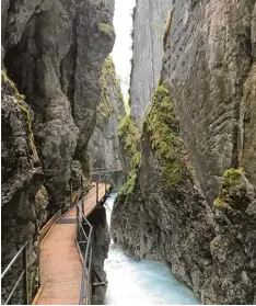  ?? Foto: Heinz Münzenried­er ?? Der Weg zum Geisterkla­mm Wasserfall: Eng wird es schon.