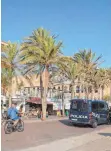  ?? FOTO: DPA ?? Eine Polizeistr­eife auf Mallorca. Die Terrorgefa­hr ist auf der Ferieninse­l gerade ein großes Thema.