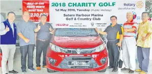  ??  ?? JAWATANKUA­SA Penganjur dan pegawai Proton Edar Sdn Bhd bersama Proton Persona yang ditawarkan di Kejohanan Golf Amal RCLB 2018 semasa pertemuan di ibu negeri pada Sabtu.