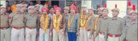  ??  ?? Jhalawar SP Ram Murti Joshi (centre) with personnel of Bikani police station on Sunday.
HT PHOTO