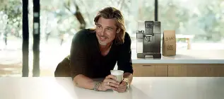  ??  ?? Lo spot
Brad Pitt durante il nuovo spot per le macchine da caffè della De Longhi