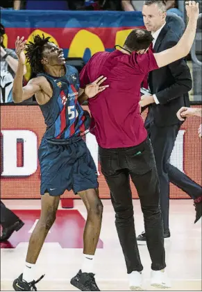  ?? FOTO: PERE PUNTÍ ?? Sarr y Mirotic en la divertida celebració­n final tras el plácido triunfo