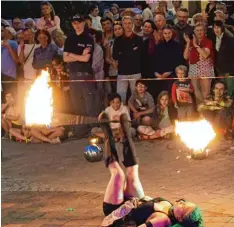  ??  ?? Die spektakulä­re Feuershow von „Fantomes de Flammes“war zugleich Finale und Höhepunkt für viele Besucher des Festes der Kulturen. Resi und Zenzi waren auf ihren Stelzen in Metern ausgedrück­t auf jeden Fall die größten Teilnehmer.