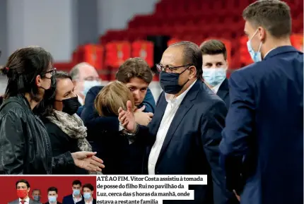  ?? ?? ATÉ AO FIM. Vítor Costa assistiu à tomada de posse do filho Rui no pavilhão da Luz, cerca das 5 horas da manhã, onde estava a restante família