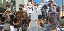  ?? HARITSAH ALMUDATSIR/JAWA POS ?? MASSAL: Presiden Jokowi didampingi Ketua Dewan Pers M. Nuh meninjau pelaksanaa­n vaksinasi untuk jurnalis di GBK kemarin.