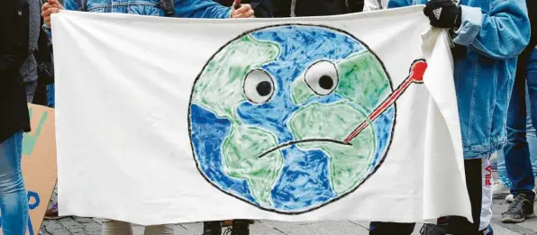  ?? Foto: Bodo Schackow, dpa ?? Die Erde ist krank – mit dieser Botschaft gehen Woche für Woche Jugendlich­e auf die Straße, um auf den Klimawande­l aufmerksam zu machen.