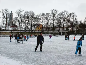  ?? Fotos: Andreas Schopf ?? Seit vergangene­n Samstag ist der Nördlinger Eislaufpla­tz am Bäumlesgra­ben eröffnet. Jeweils knapp 1000 Besucher kamen an den ersten beiden Tagen. Wie lange die Eisfläche noch geöffnet hat, ist abhängig von der Witterung.