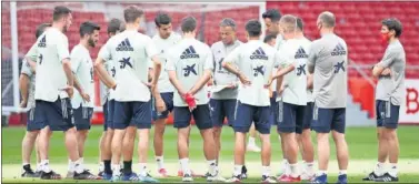  ??  ?? Los jugadores de la Selección escuchan las indicacion­es de Luis Enrique antes de un entrenamie­nto.