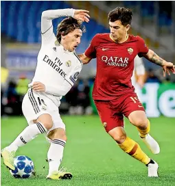  ?? — AFP ?? Luka Modric (left) of Real Madrid and AS Roma’s Ante Coric vie for the ball during their UEFA Champions League Group ‘G’ match at the Olympic stadium in Rome on Wednesday. Madrid won 2-0.