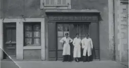  ??  ?? Les parents de l’auteur et l’apprenti coiffeur, devant le salon à Sablé-sur-Sarthe.