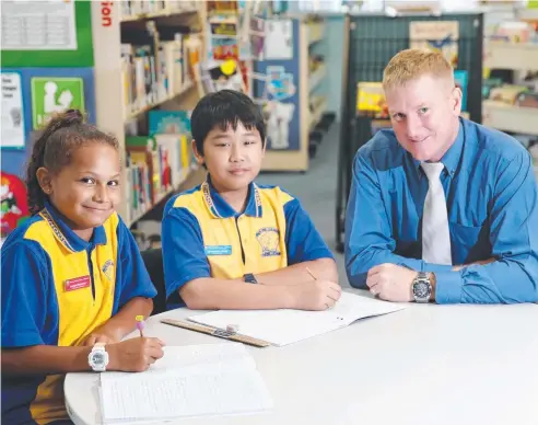  ?? Picture: BRENDAN RADKE ?? GOOD MARKS: White Rock State School Year 6 students Jeorjah Minniecon and Bartholome­w Cheng with acting principal Mark Pullar.