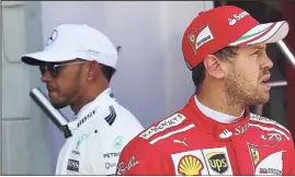  ?? (Photo Epa/Maxpp) ?? Le Britanniqu­e Lewis Hamilton (à gauche) a décroché la pole hier. Mais l’Allemand Sebastian Vettel n’est pas loin et partira lui aussi de la re ligne.