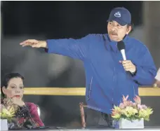  ??  ?? El presidente Daniel Ortega, considerad­o “un dictador” por Washington, junto a su esposa, Rosario Murillo.