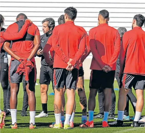  ?? // MANUEL GÓMEZ ?? Quique Sánchez Flores da instruccio­nes a sus jugadores en la ciudad deportiva del Sevilla FC en un entrenamie­nto de esta semana