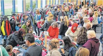  ?? ARCHIVFOTO: HANSJÖRG STEIDLE ?? Das Angebot ist groß – hier beim Kinderklei­derbasar in Berghülen.