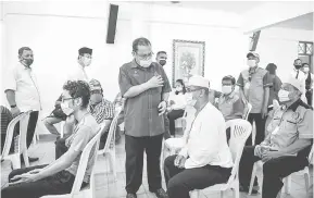  ?? — Gambar Bernama ?? RAMAH MESRA: Abdul Fattah beramah mesra bersama para penerima sumbangan pada Program Tanggungja­wab Sosial Korporat (CSR) Coopcare Angkasa Jelajah Santuni Penduduk B40 di Dewan Persatuan Penduduk Bandar Baru Sentul di Kuala Lumpur, kelmarin.
