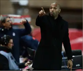  ?? (Photo AFP) ?? Comment qualifier votre relation avec Patrick Vieira ? Amitié ? Respect ? Thierry Henry compte remporter son premier derby en tant que coach. Quels souvenirs gardezvous de votre premier match en pros, contre Nice justement ?